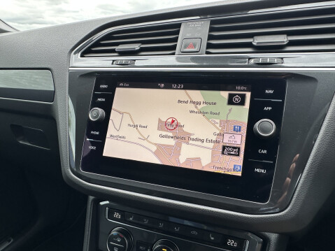 Volkswagen Tiguan R-LINE TDI 4MOTION 34