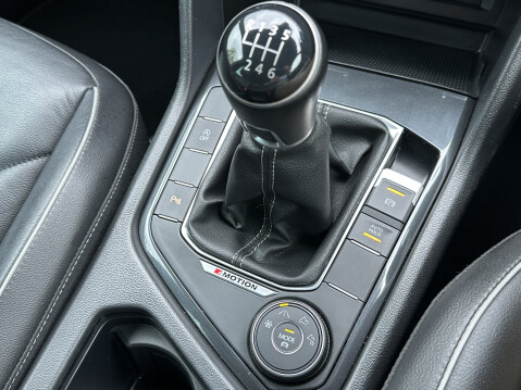 Volkswagen Tiguan R-LINE TDI 4MOTION 38