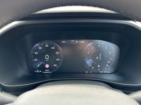 Volvo XC40 B4 R-DESIGN PRO MHEV 26