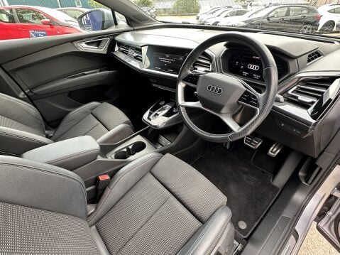 Audi Q4 S LINE 3