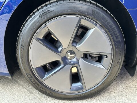 Tesla Model 3 STANDARD RANGE PLUS 18