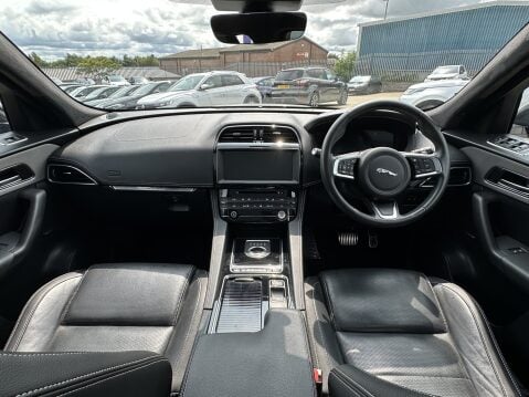 Jaguar F-Pace CHEQUERED FLAG AWD 25