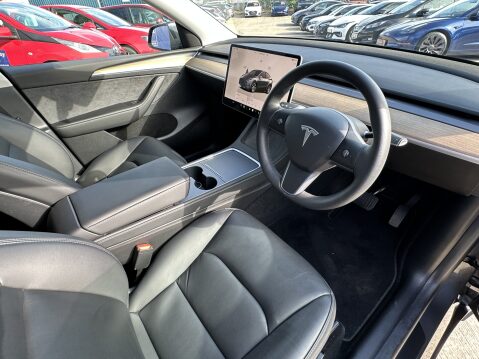 Tesla Model Y LONG RANGE AWD 3