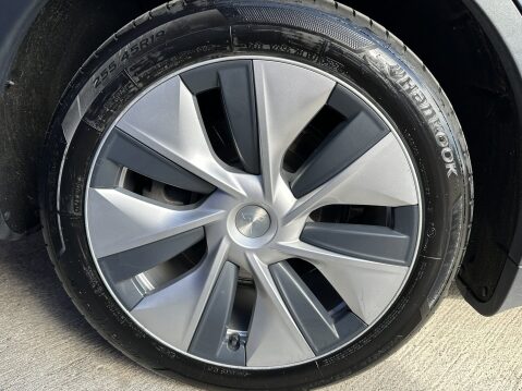 Tesla Model Y LONG RANGE AWD 17