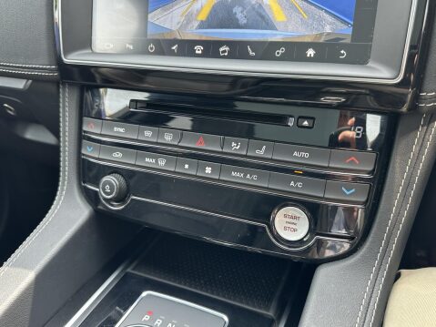Jaguar F-Pace 2.0 D180 Chequered Flag SUV 5dr Diesel Auto AWD Euro 6 (s/s) (180 ps) 37