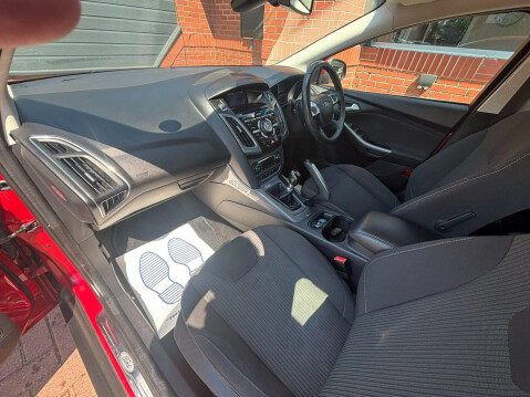 Ford Focus 1.6T EcoBoost Titanium Euro 5 (s/s) 5dr 27