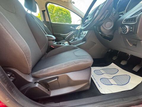Ford Focus 1.6T EcoBoost Titanium Euro 5 (s/s) 5dr 33