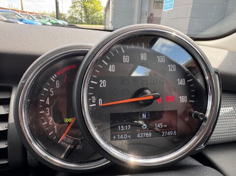 Mini Hatch 1.5 Cooper Classic Euro 6 (s/s) 3dr 29