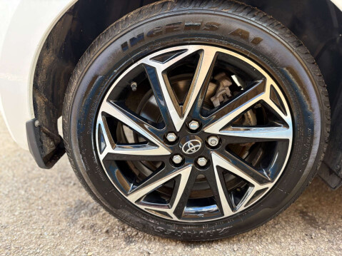 Toyota Yaris 1.5 Yaris Design HEV CVT 5dr 19