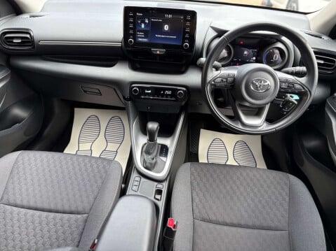 Toyota Yaris 1.5 Yaris Design HEV CVT 5dr 37
