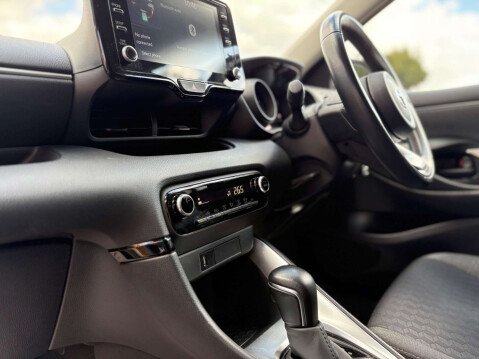 Toyota Yaris 1.5 Yaris Design HEV CVT 5dr 41