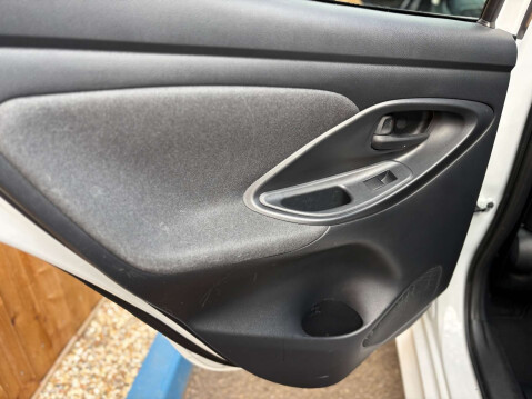 Toyota Yaris 1.5 Yaris Design HEV CVT 5dr 57