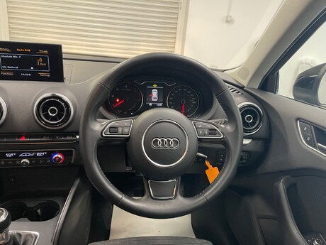Audi A3 TDI SPORT NAV 19