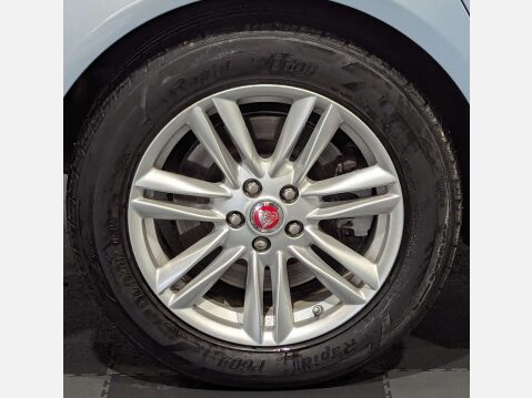 Jaguar XF 2.2 XF Luxury D Auto 5dr 17