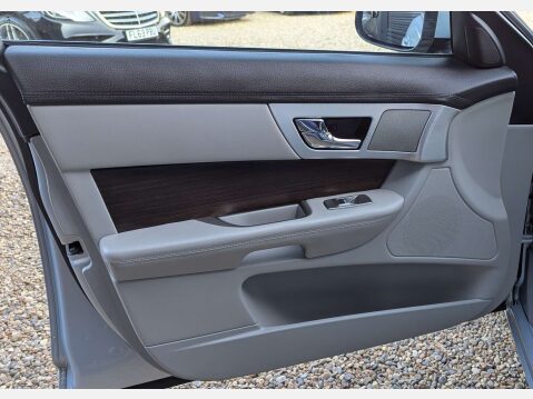 Jaguar XF 2.2 XF Luxury D Auto 5dr 29