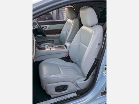 Jaguar XF 2.2 XF Luxury D Auto 5dr 31
