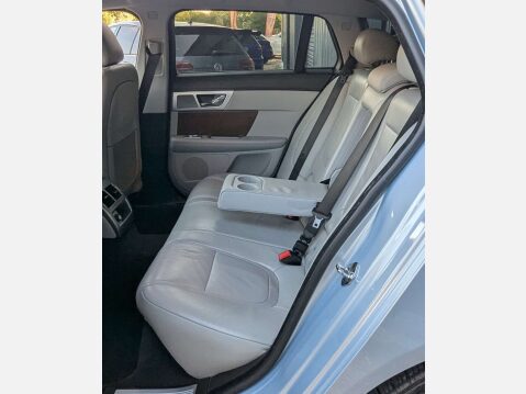 Jaguar XF 2.2 XF Luxury D Auto 5dr 33