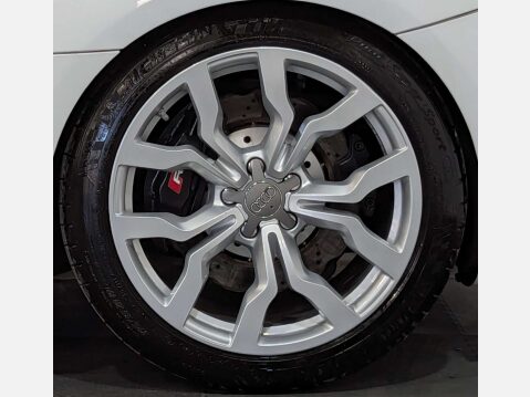 Audi R8 5.2 R8 Spyder Quattro V10 4WD 2dr 32