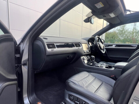 Volkswagen Touareg 3.0 TDI V6 BlueMotion Tech R-Line Plus Tiptronic 4WD Euro 6 (s/s) 5dr 34