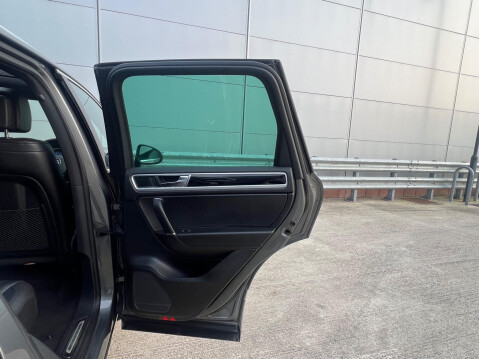 Volkswagen Touareg 3.0 TDI V6 BlueMotion Tech R-Line Plus Tiptronic 4WD Euro 6 (s/s) 5dr 67