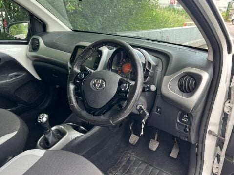 Toyota Aygo 1.0 VVT-i x-play Euro 6 5dr 3