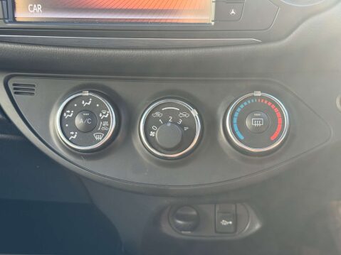 Toyota Yaris 1.3 Yaris Design VVT-i 5dr - NATIONAL DELIVERY* 38