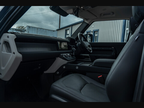 Land Rover Defender P400 MHEV XS EDITION 8