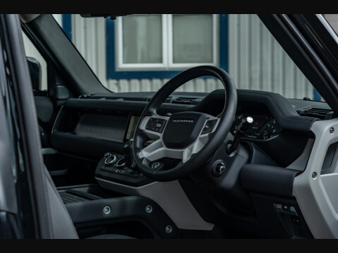 Land Rover Defender P400 MHEV XS EDITION 10