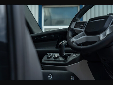 Land Rover Defender P400 MHEV XS EDITION 15