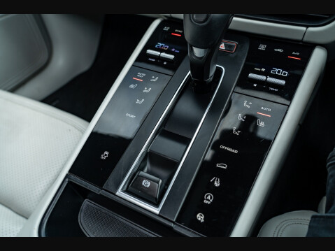 Porsche Macan PDK 17