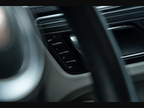 Porsche Macan PDK 21