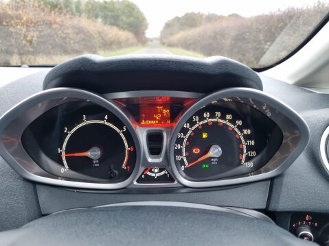 Ford Fiesta TITANIUM 12