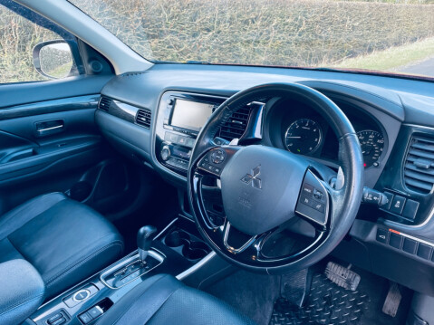 Mitsubishi Outlander DI-D 4 10