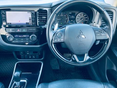 Mitsubishi Outlander DI-D 4 21