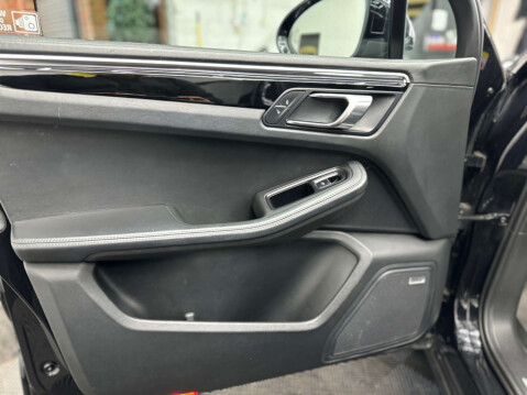Porsche Macan 2.0 Macan Semi-Auto 4WD 5dr 47