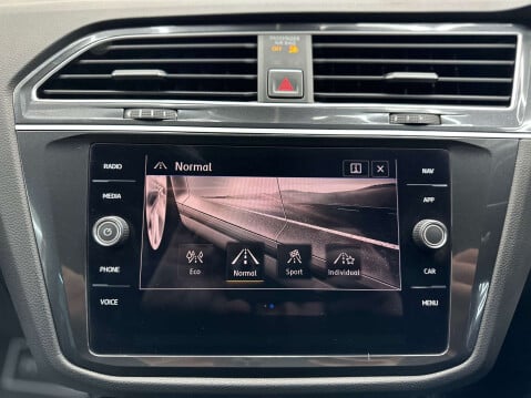 Volkswagen Tiguan 2.0 Tiguan R-Line TSi BlueMotion Technology 4Motion Semi-Auto 4WD 5dr 38