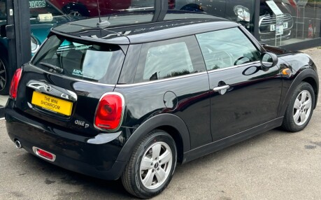 Mini Hatch One D 1.5 Pepper 3 door + VISUAL BOOST TUNER + MINI CONNECTED 10