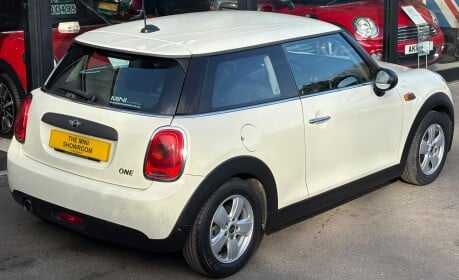 Mini Hatch One 1.2 Pepper 3 door + VISUAL BOOST + HEATED SEATS + PDC 10