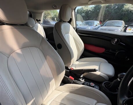 Mini Hatch Cooper 1.5 Automatic Pepper 3 door + LOUNGE LEATHER + PARK ASSISTANT 4