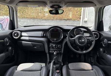 Mini Hatch Cooper 1.5 Chili 5 door + VISUAL BOOST TUNER + CONNECTED 11