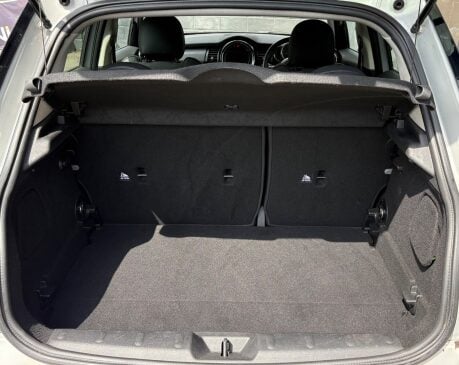 Mini Hatch Cooper 1.5 Chili 5 door + VISUAL BOOST TUNER + CONNECTED 8