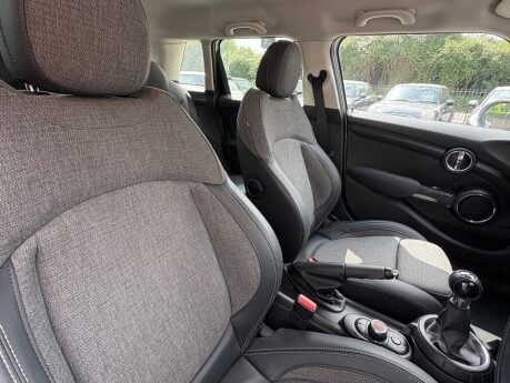 Mini Hatch Cooper 1.5 Chili 5 door + VISUAL BOOST TUNER + CONNECTED 4