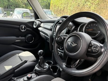 Mini Hatch Cooper 1.5 Chili 5 door + VISUAL BOOST TUNER + CONNECTED 3