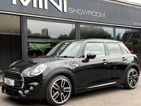 Mini Hatch Cooper 1.5 Sport 5 door - JCW PACKS + VISUAL BOOST TUNER + HALF LEATHER