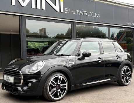 Mini Hatch Cooper 1.5 Sport 5 door - JCW PACKS + VISUAL BOOST TUNER + HALF LEATHER