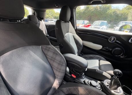 Mini Hatch Cooper 1.5 Chili / Media XL 3 door + PRO SAT NAV + REAR PDC 4