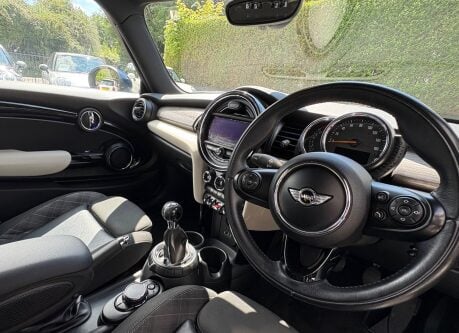 Mini Hatch Cooper 1.5 Chili / Media XL 3 door + PRO SAT NAV + REAR PDC 3
