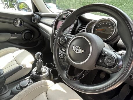 Mini Hatch Cooper 1.5 Chili / Media XL 5 door + LOUNGE LEATHER + SAT NAV 3