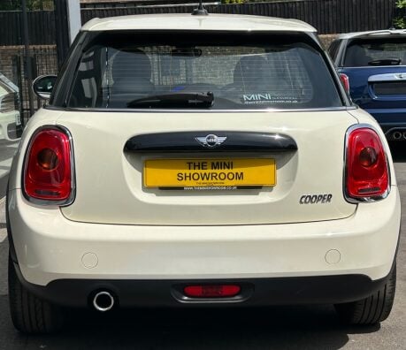 Mini Hatch Cooper 1.5 Chili / Media XL 5 door + LOUNGE LEATHER + SAT NAV 7