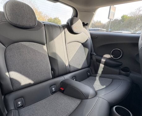 Mini Hatch Cooper 1.5 Chili / Media XL 3 door - PROFESSIONAL SAT NAV + CONNECTED XL 5
